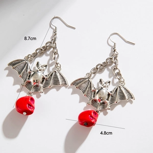 Boucles d'oreilles d'Halloween gothiques avec ailes de chauve-souris et crânes rouges