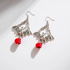 Boucles d'oreilles chauve-souris gothiques avec pendentifs crânes rouges sur fond blanc