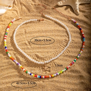 Collier double couche bohème avec pendentif étoile de mer et perles colorées sur sable