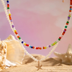 Détail du collier bohème à double rangée avec perles colorées et pendentif étoile de mer