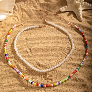 Ensemble collier bohème étoile de mer avec perles et perles colorées sur sable