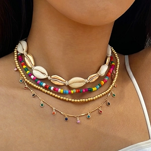 Détails d'un collier bohème multicouche avec coquillages et perles colorées