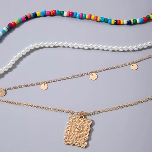 Vue détaillée du collier bohème multi-rangs avec étoile de mer, perles et pendentif