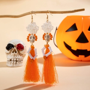 Détails de boucles d'oreilles Halloween à pompons avec crânes et fleurs en résine