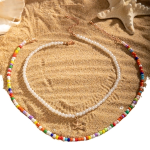 Collier double couche bohème avec pendentif étoile de mer et perles colorées sur sable