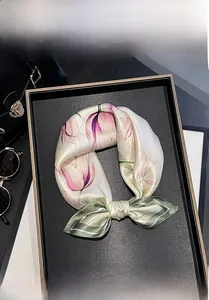 Nahaufnahme von Seidenschal aus 100% Maulbeerseide mit Tulpenmuster auf schwarzem Tablett