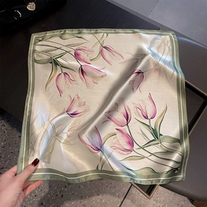 Detailansicht des Seidenquadrats mit lebhaften violetten Tulpenblüten-Prints auf Seide