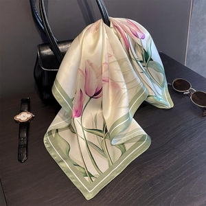 Seidensatin-Viereck-Halstuch mit Tulpenmuster, hängend an einem schwarzen Handtaschengriff