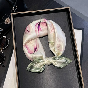Detailansicht eines luxuriösen Seidentuchs mit rosa Tulpen und elegantem dunkelgrünem Rand