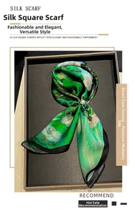 Détail d'un foulard en soie de 53cm avec imprimé peinture à l'huile d'iris