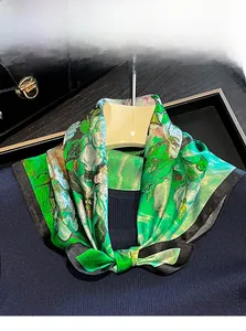 Détail d'un foulard en soie de mûrier 100% avec motif floral de peinture à l'huile verte