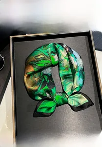 Gros plan détaillé du foulard en soie de mûrier 100% avec imprimé artistique émeraude