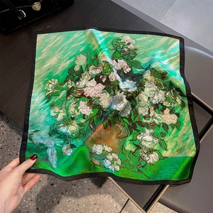 Gros plan d'un foulard en soie avec imprimé floral impressionniste et texture brillante