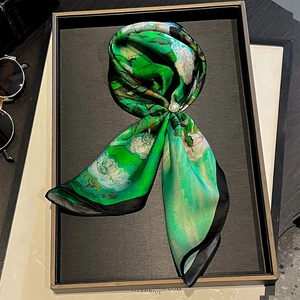 Foulard en soie vert émeraude à motifs floraux avec une boucle de perle raffinée