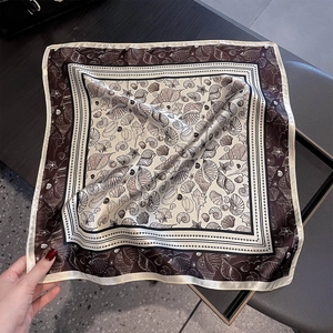 Détail d'un foulard en soie de 53cm avec motifs de coquillages rétro et bords roulés