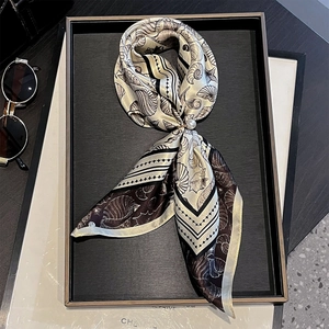 Foulard en soie pour femme avec imprimé coquillage et détail boucle perle blanche