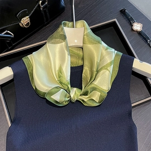 Élégant foulard en soie à imprimé feuilles vertes et haut en maille bleu marine