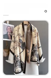 Détail de l'écharpe vintage en cachemire avec pompons et motif de fleurs de prunier