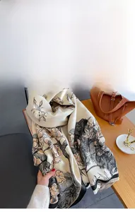 Détail d'écharpe en cachemire synthétique jacquard avec motif floral et franges fines