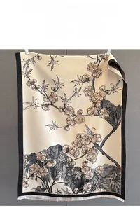 Détail d'un châle jacquard fleuri beige avec motifs de fleurs de prunier et franges