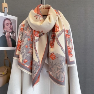 Écharpe vintage toucher cachemire avec motifs fleurs orange et détails de franges