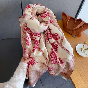 Détail d'une écharpe jacquard à fleurs avec franges délicates sur une table en bois