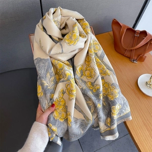 Détail d'une écharpe jacquard vintage aux fleurs jaunes et bords à franges naturelles