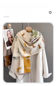 Vue détaillée d'une écharpe en cachemire imitation avec motifs teckels colorés et franges
