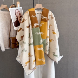Écharpe d'hiver en tricot à motif teckel avec franges en jaune, vert et caramel