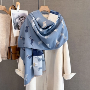 Écharpe d'hiver bleu brume à motif de teckel, toucher cachemire doux avec franges