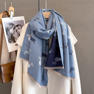 Écharpe bleu clair à imprimé teckel et franges sur manteau blanc et sac vintage