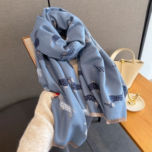 Détail de l'écharpe d'hiver bleue avec motif teckel et bords à franges douces