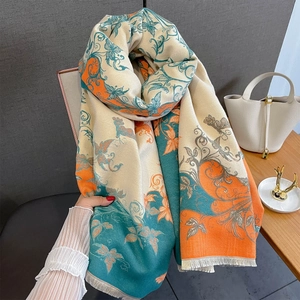Dettaglio della sciarpa con stampa floreale e farfalle, nappe e motivi vintage
