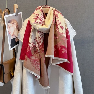 Dettaglio sciarpa stampa floreale rétro con nappe su cappotto in lana bianca