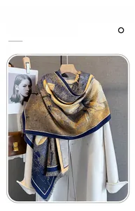 Détail d'écharpe en cachemire imitation avec motif floral bleu marine et franges