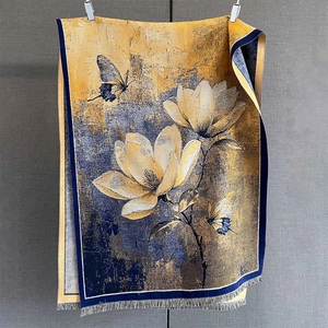 Détail d'une écharpe vintage à fleurs et papillons avec texture tissée et franges