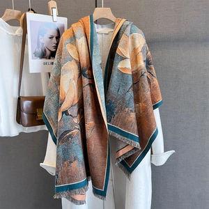 Détail du châle pashmina à fleurs vintage avec texture cachemire et fines franges