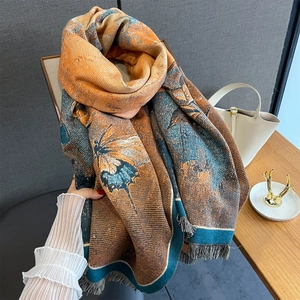 Détail du motif vintage papillon et fleur sur châle pashmina épais avec franges