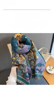 Détail d'une écharpe pashmina imprimée fleurie avec fines franges sur fond en bois
