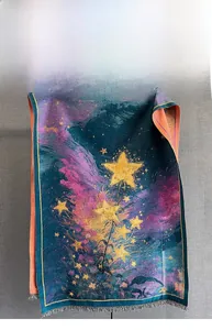 Détail du châle pashmina à fleurs avec motifs d'étoiles dorées et franges bleues