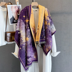 Écharpe artistique à motif étoiles contrasté violet et jaune avec détails à franges