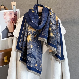 Écharpe style cachemire bleu foncé aux motifs célestes dorés et bords à franges