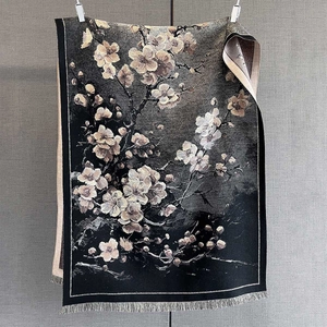 Détail du motif jacquard vintage fleur de prunier sur une écharpe pashmina noire