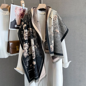 Gros plan sur une écharpe vintage à fleurs en cachemire avec franges et texture jacquard