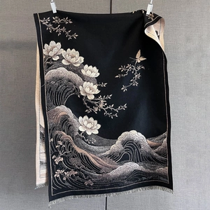 Détail de la broderie lotus et des glands sur le châle en cachemire noir pour femme