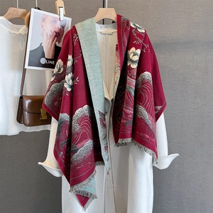 Écharpe imitation cachemire à imprimé lotus et vagues sur un manteau en laine blanc