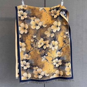 Détail d'un châle jaune à imprimé floral, toucher cachemire et bordures à franges
