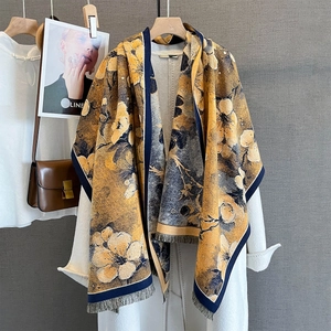 Écharpe imprimé floral vintage effet cachemire avec franges sur un manteau blanc