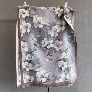 Gros plan du tissu d'écharpe à motif floral avec texture fine et franges marron doux