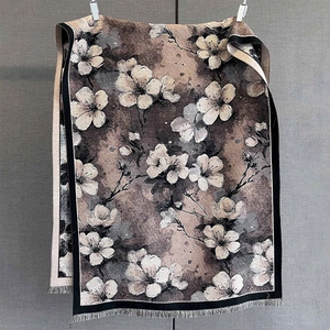 Gros plan détaillé d'une écharpe florale vintage avec bord noir et franges à glands